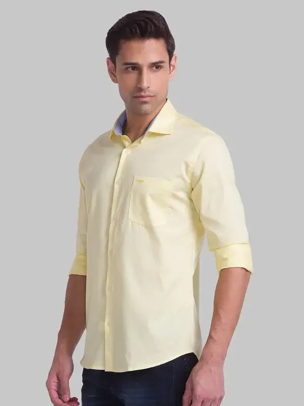 Men Yellow Slim Fit Solid Cotton Cut Away Collar Shirts