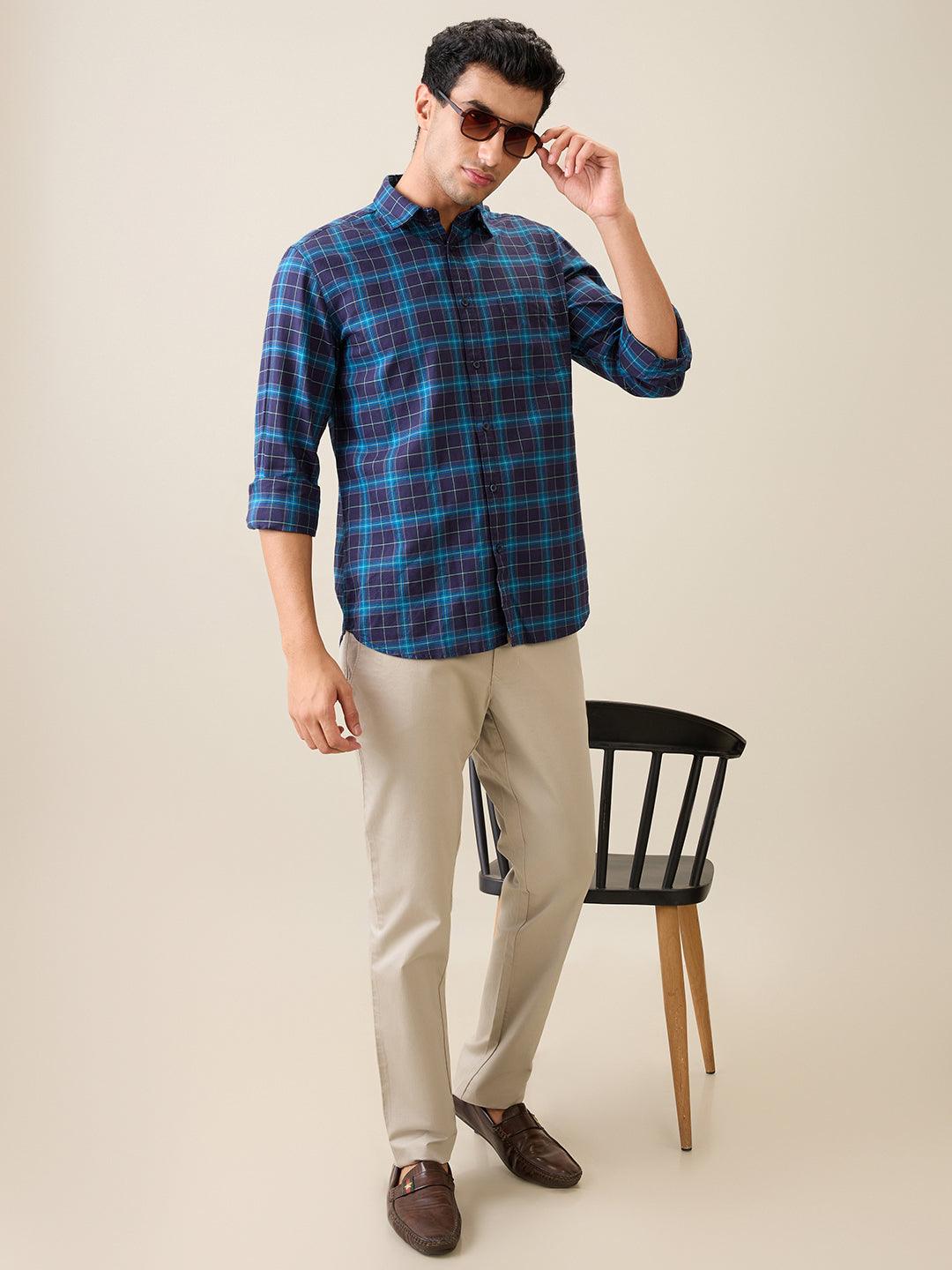 Parx Men Green Solid-Dobby Low Rise Tapered Fit Cotton Blend Trouser